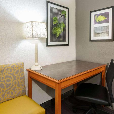 Super 8 By Wyndham The Woodlands North Hotel Exterior photo