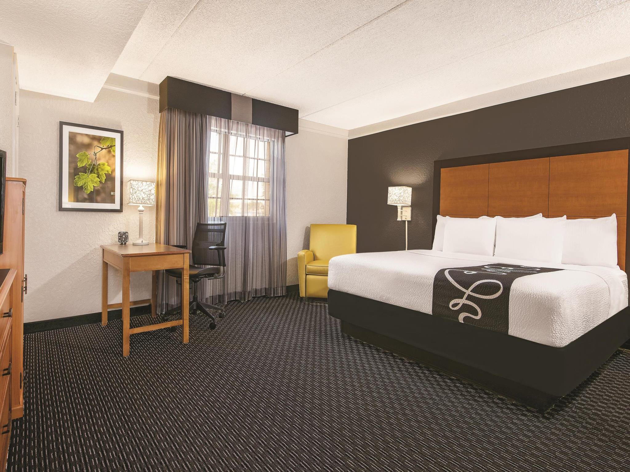 Super 8 By Wyndham The Woodlands North Hotel Exterior photo