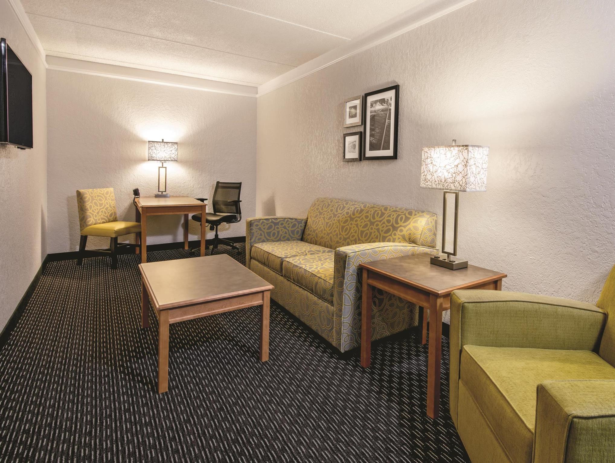 Super 8 By Wyndham The Woodlands North Hotel Exterior photo