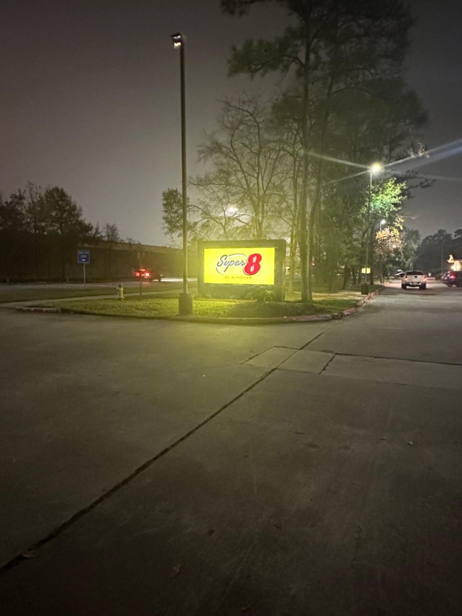 Super 8 By Wyndham The Woodlands North Hotel Exterior photo