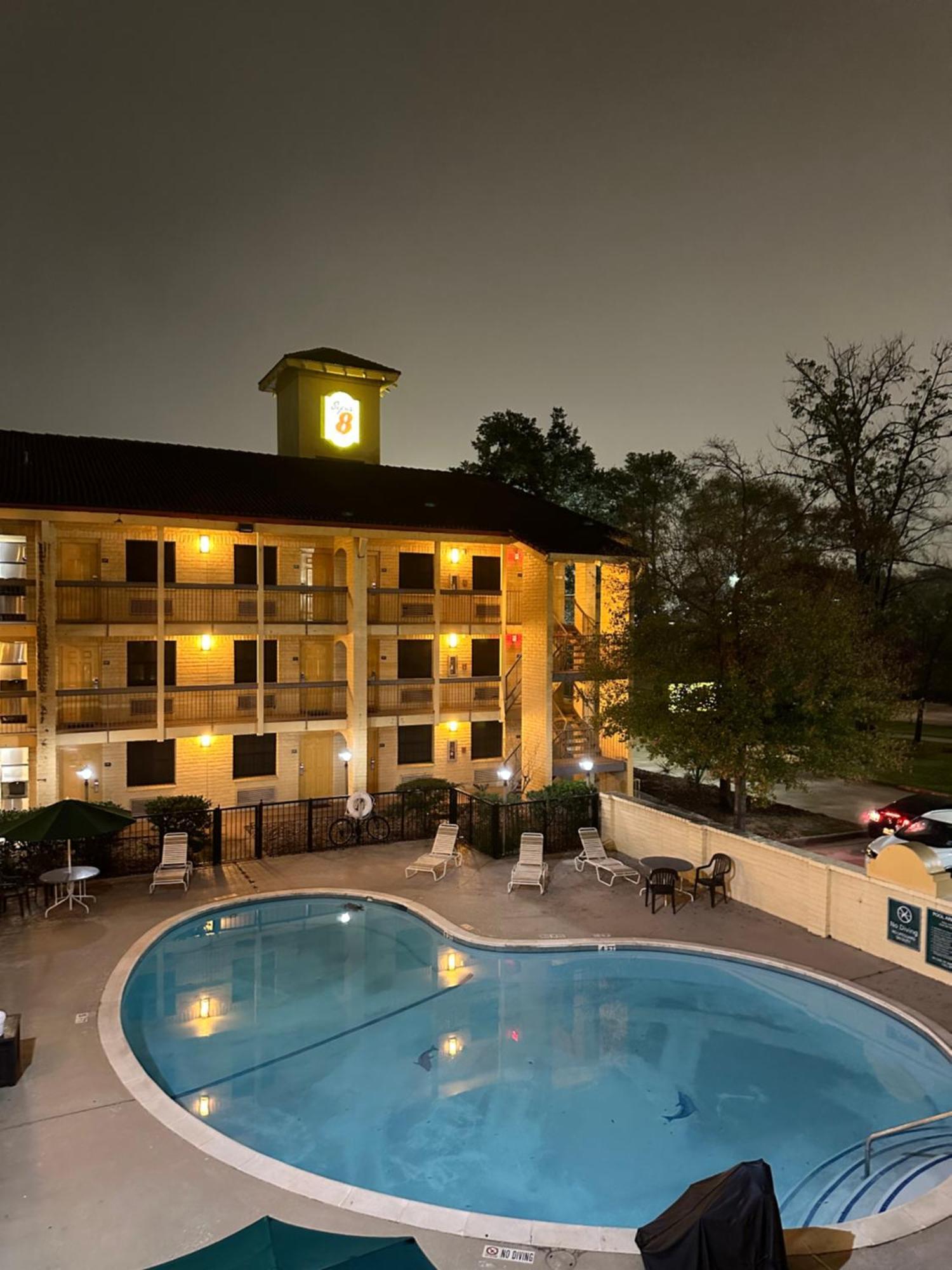 Super 8 By Wyndham The Woodlands North Hotel Exterior photo