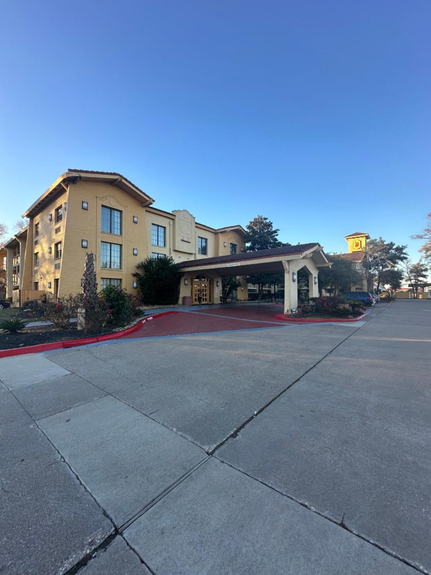 Super 8 By Wyndham The Woodlands North Hotel Exterior photo