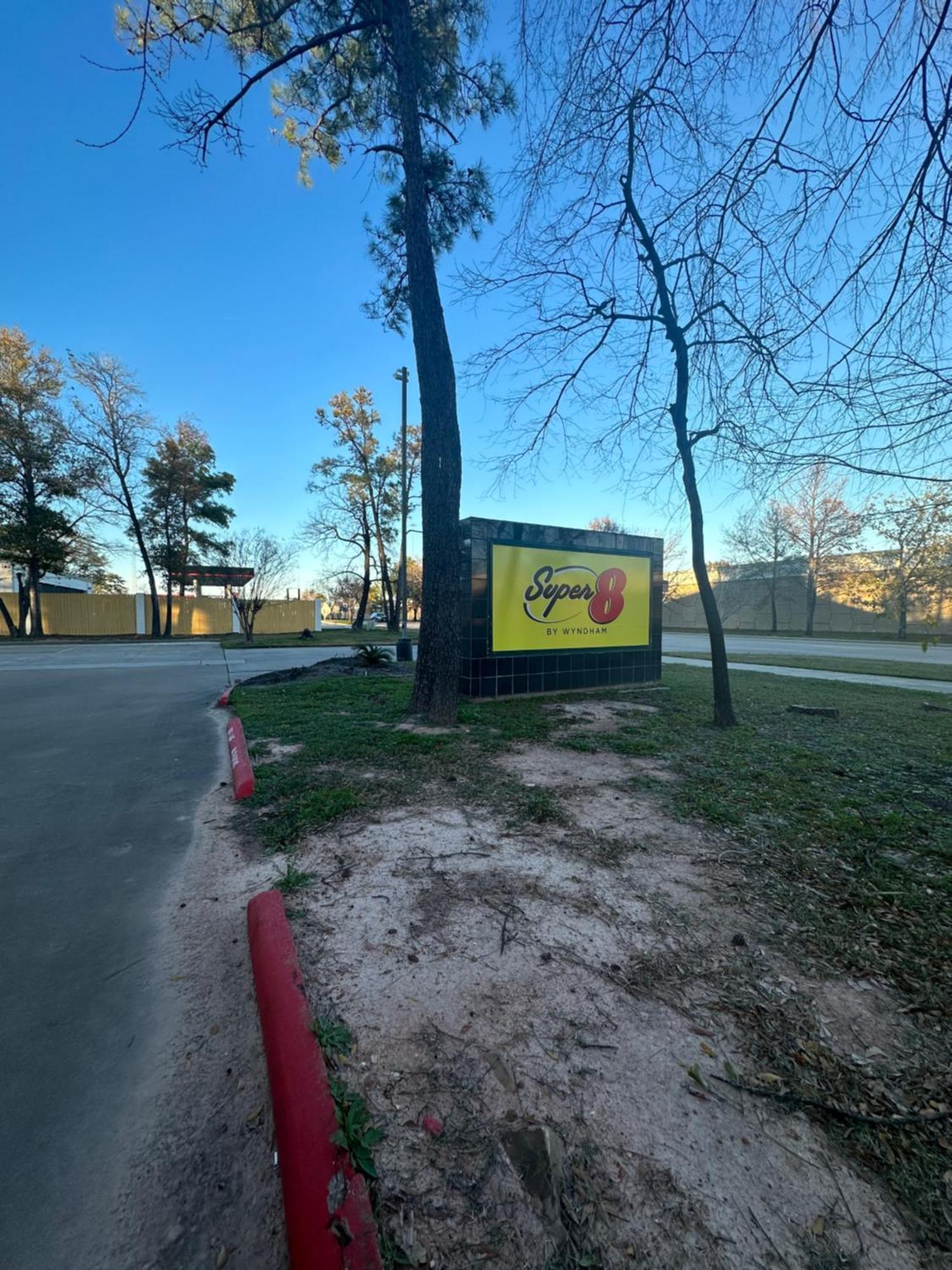 Super 8 By Wyndham The Woodlands North Hotel Exterior photo