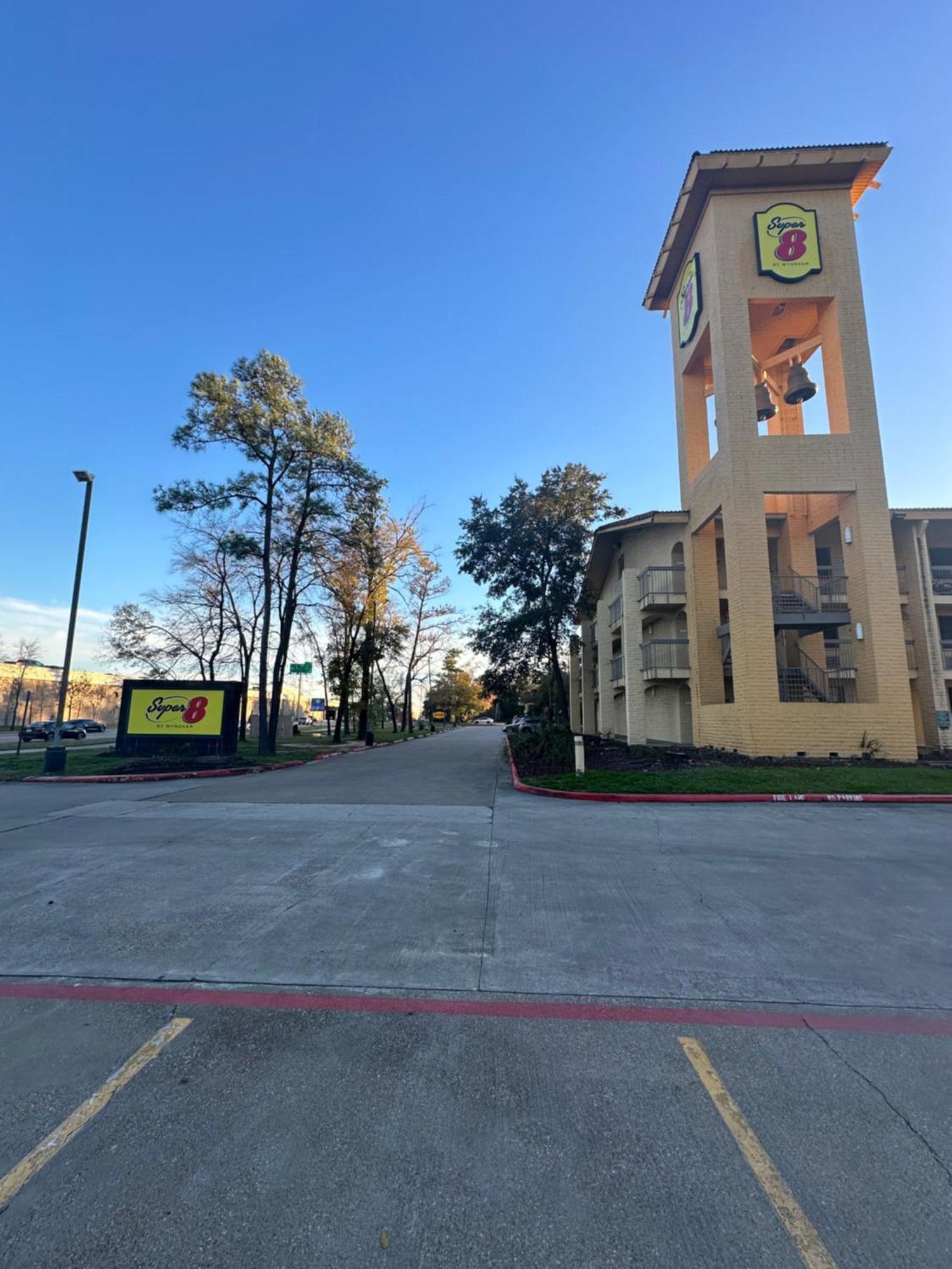 Super 8 By Wyndham The Woodlands North Hotel Exterior photo