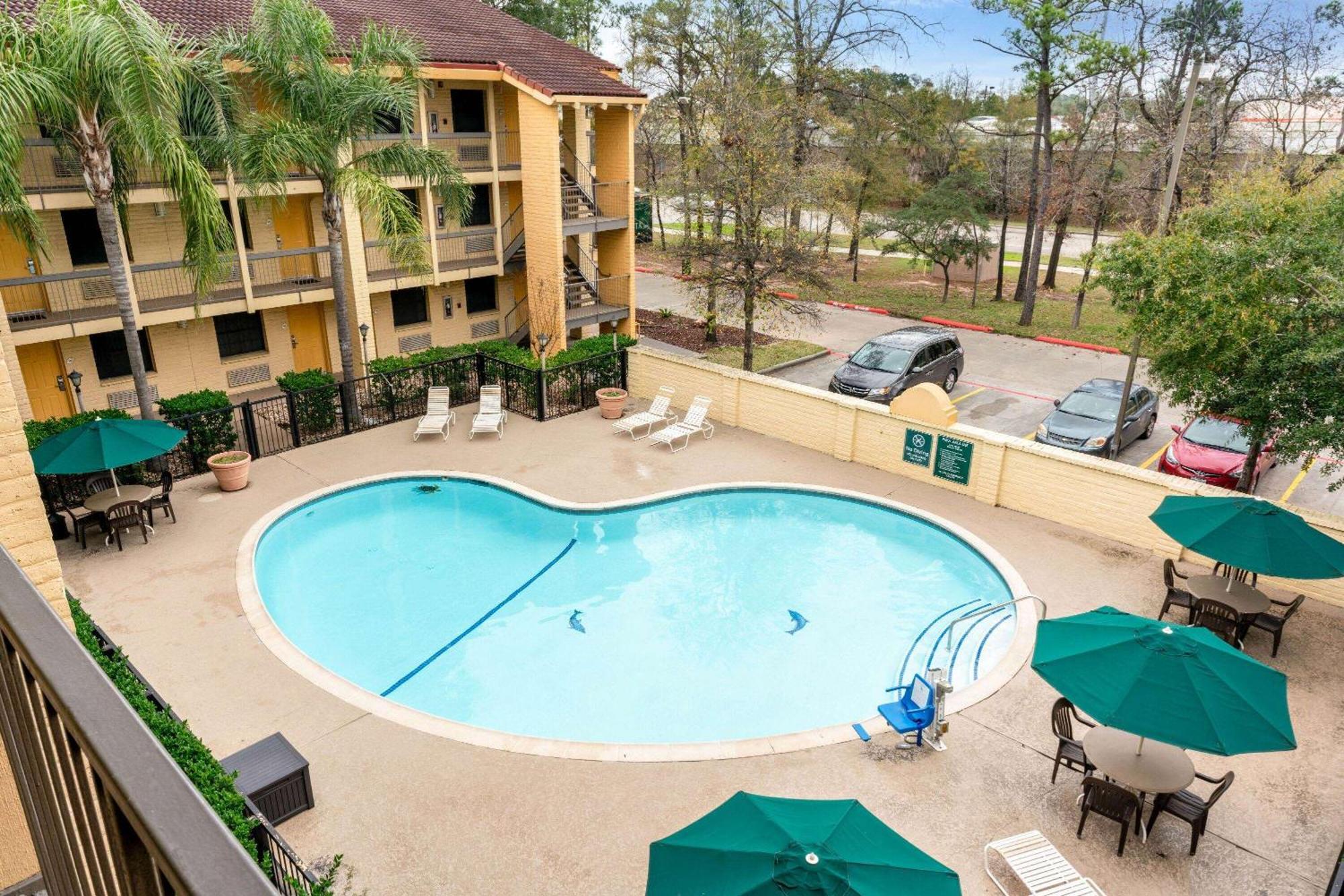 Super 8 By Wyndham The Woodlands North Hotel Exterior photo