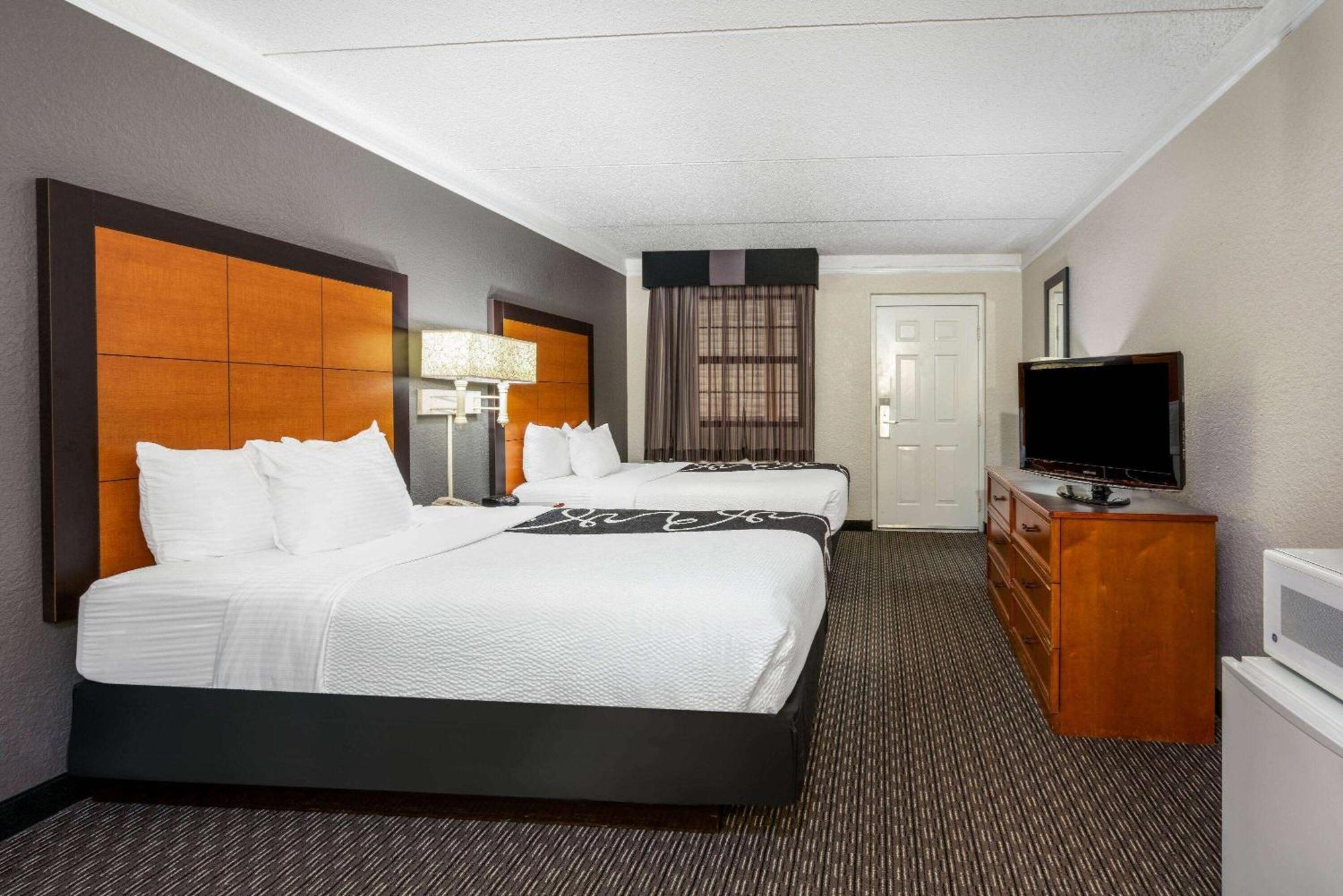 Super 8 By Wyndham The Woodlands North Hotel Exterior photo