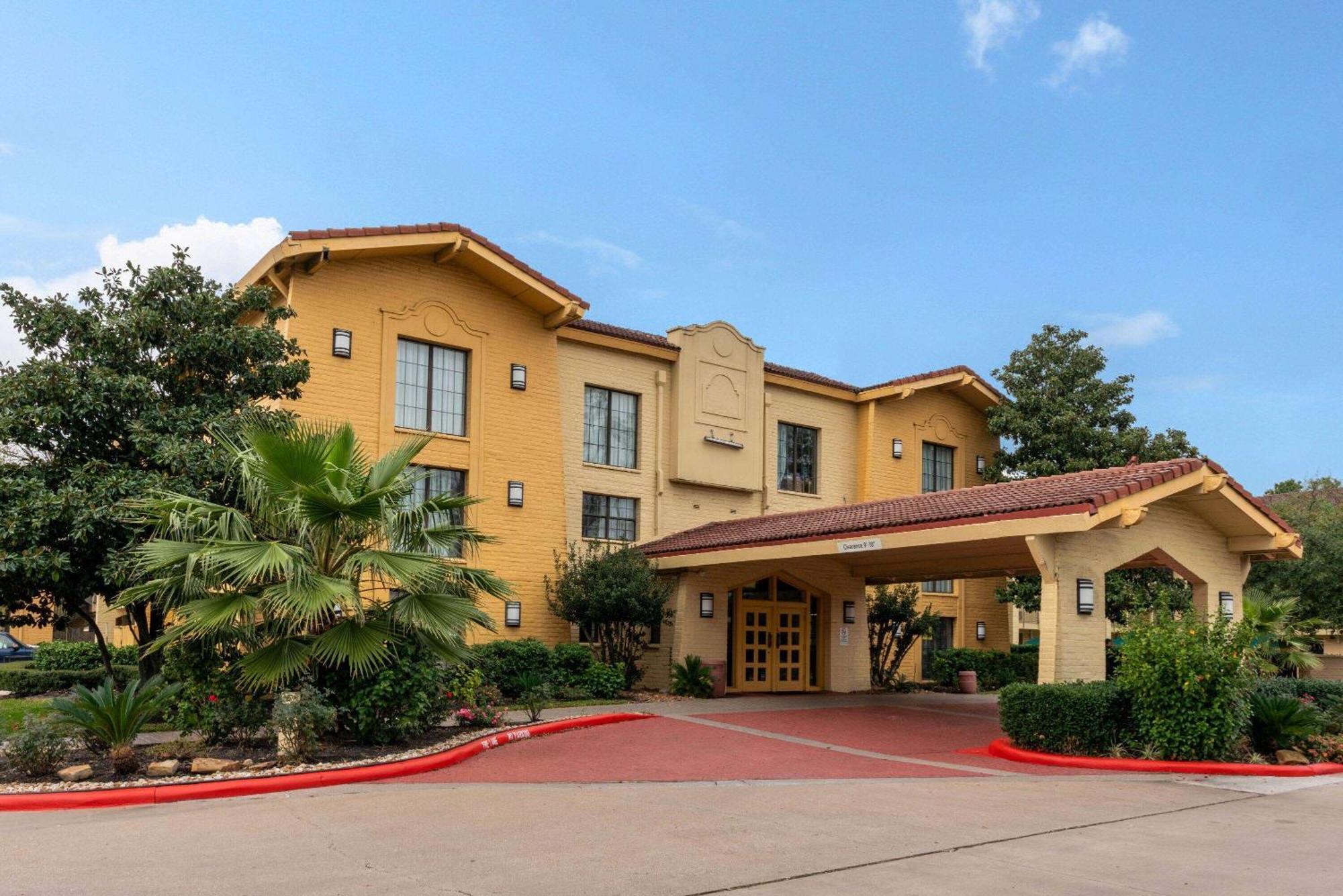 Super 8 By Wyndham The Woodlands North Hotel Exterior photo