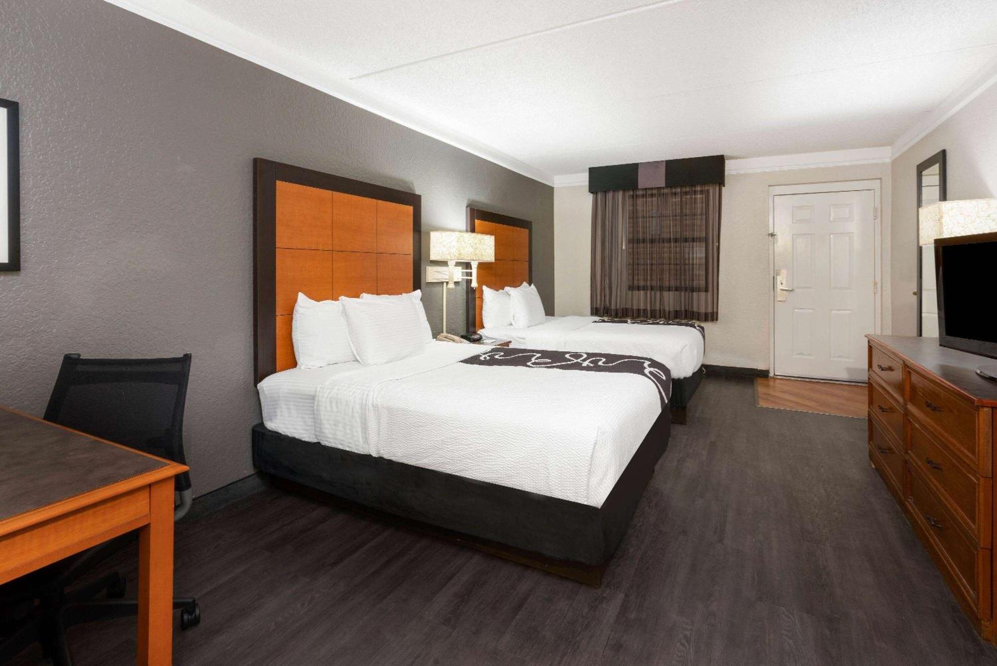Super 8 By Wyndham The Woodlands North Hotel Exterior photo