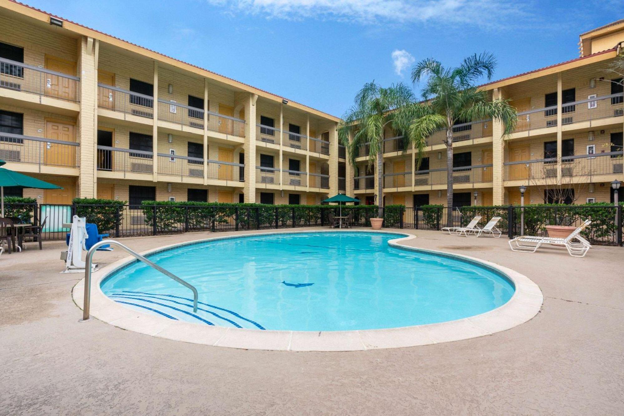 Super 8 By Wyndham The Woodlands North Hotel Exterior photo