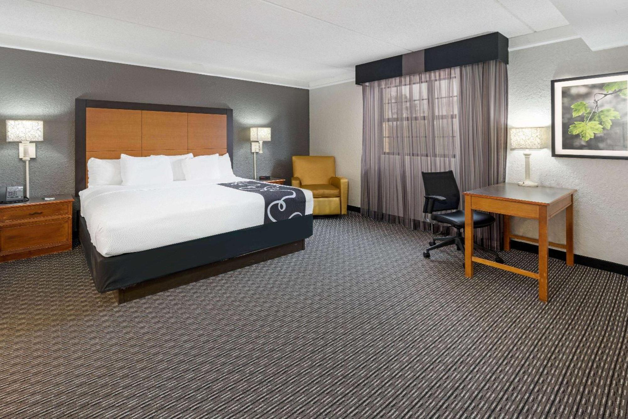 Super 8 By Wyndham The Woodlands North Hotel Exterior photo