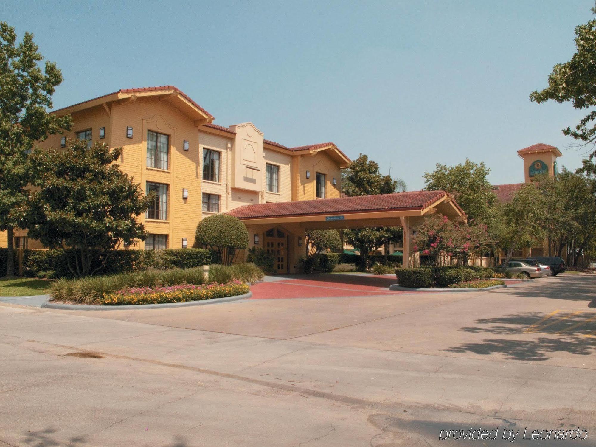 Super 8 By Wyndham The Woodlands North Hotel Exterior photo